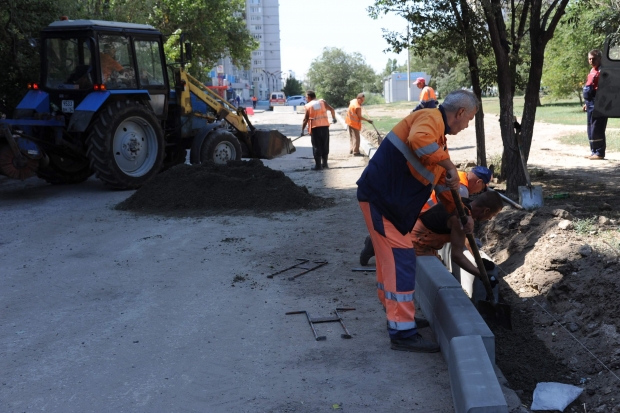 Во дворах Волгограда уложили 10 тысяч квадратных метров асфальта Во дворах Волгограда уложили 10 тысяч квадратных метров асфальта