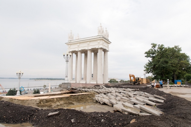 На набережной Волгограда начали ремонт колонн на центральной лестнице На набережной Волгограда начали ремонт колонн на центральной лестнице