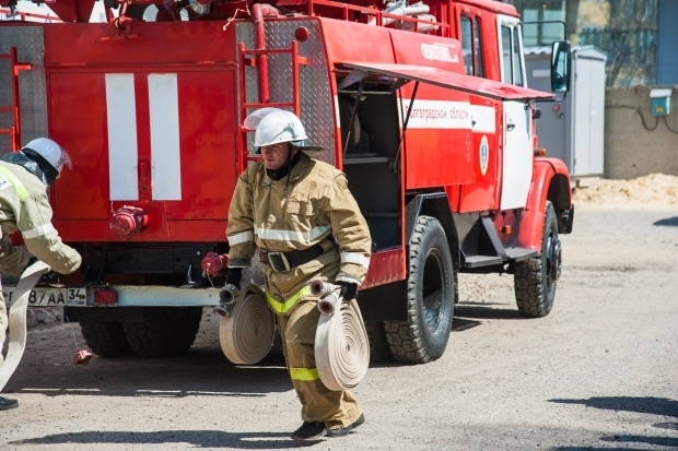 В здании заброшенного общежития вновь полыхал пожар в Волгограде В здании заброшенного общежития вновь полыхал пожар в Волгограде