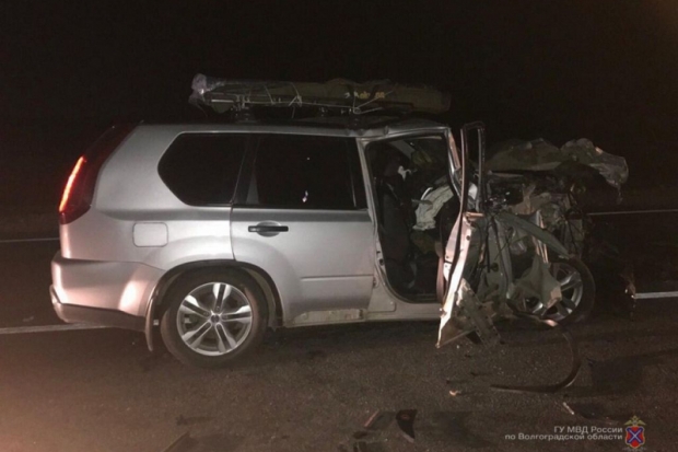 Два пассажира иномарки чуть не погибли в ДТП с КамАЗом под Волгоградом Два пассажира иномарки чуть не погибли в ДТП с КамАЗом под Волгоградом