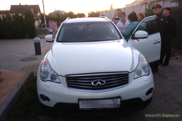 Приставы арестовали у должника Infiniti в Волгограде Приставы арестовали у должника Infiniti в Волгограде