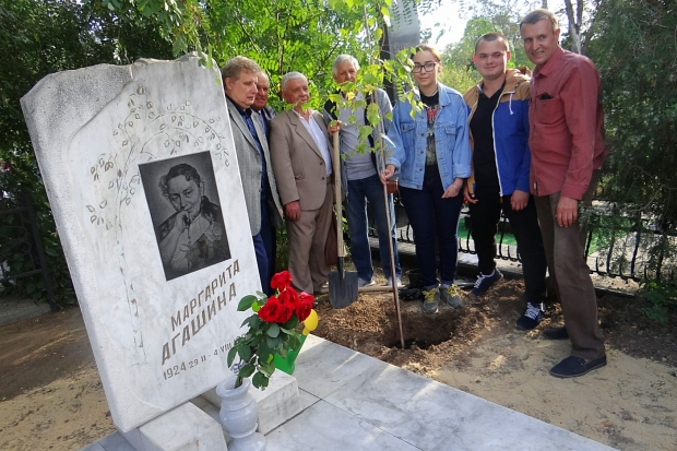 В Волгограде на могиле Маргариты Агашиной посадили березку В Волгограде на могиле Маргариты Агашиной посадили березку
