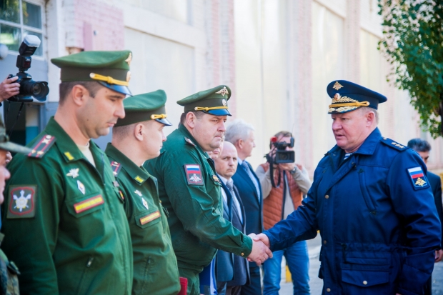 Главком ВДВ Сердюков осмотрел в Волгограде образцы войсковой техники Главком ВДВ Сердюков осмотрел в Волгограде образцы войсковой техники