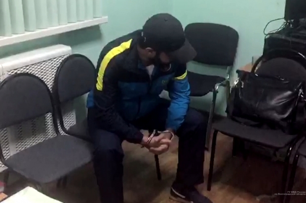 Сбежавшего главаря подпольного цеха поймали в Волгограде с тоннами спирта Сбежавшего главаря подпольного цеха поймали в Волгограде с тоннами спирта
