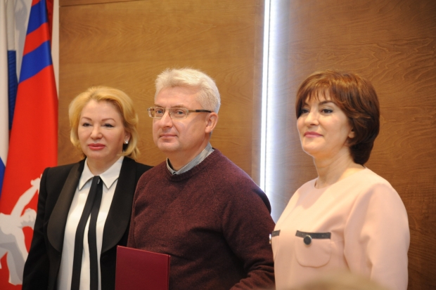 Лучших волгоградских отцов наградили почетными грамотами и подарками