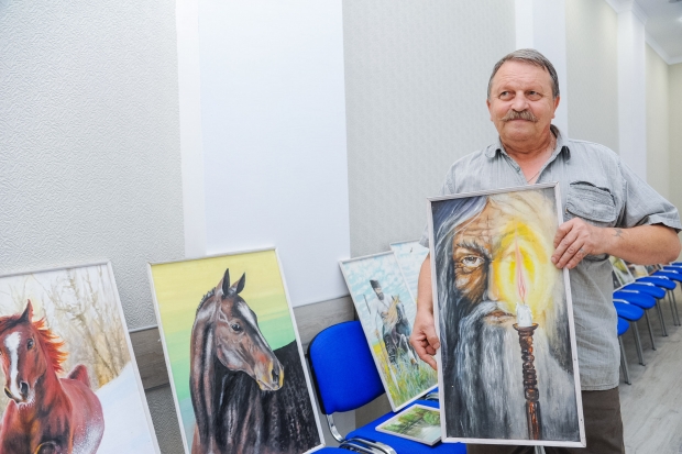 Кумылженскому пенсионеру муза помогает писать картины