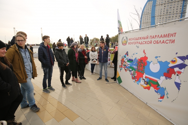 Жители города-героя празднуют День народного единства