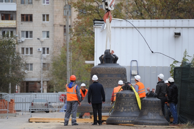 В Волгограде подняли на звонницу колокола Александро-Невского собора