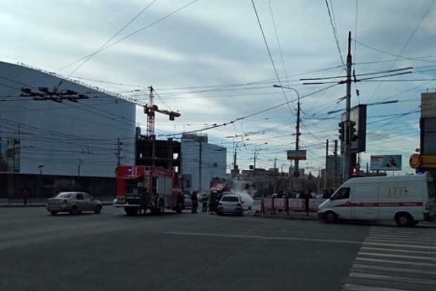 В центре Волгограда на ходу сгорела легковушка В центре Волгограда на ходу сгорела легковушка