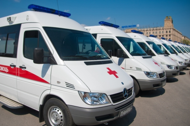 Ночью на юге Волгограда машина влетела в дерево: могут быть раненые Ночью на юге Волгограда машина влетела в дерево: могут быть раненые