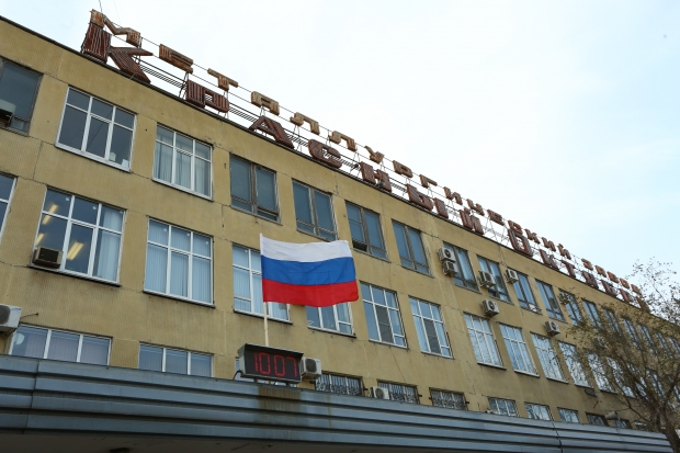 Над «Красным Октябрем» в Волгограде поднят российский флаг