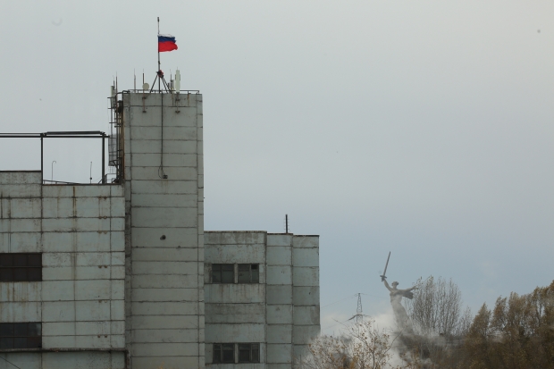 Над «Красным Октябрем» в Волгограде поднят российский флаг