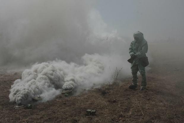 Военные химики в свой праздник ударили по «врагу» из огнеметов  