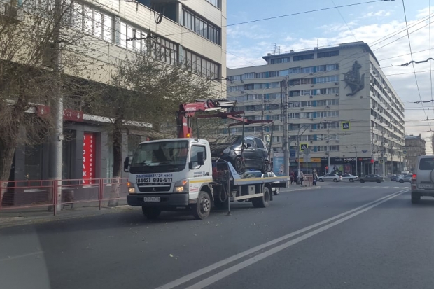 В центре Волгограда массово эвакуируют автомобили-нарушители В центре Волгограда массово эвакуируют автомобили-нарушители