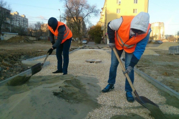 Рабочие приступили к благоустройству сквера на Университетском