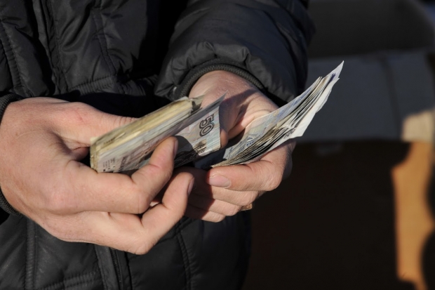 42-летняя волгоградка украла у малознакомого человека тысячу рублей 42-летняя волгоградка украла у малознакомого человека тысячу рублей