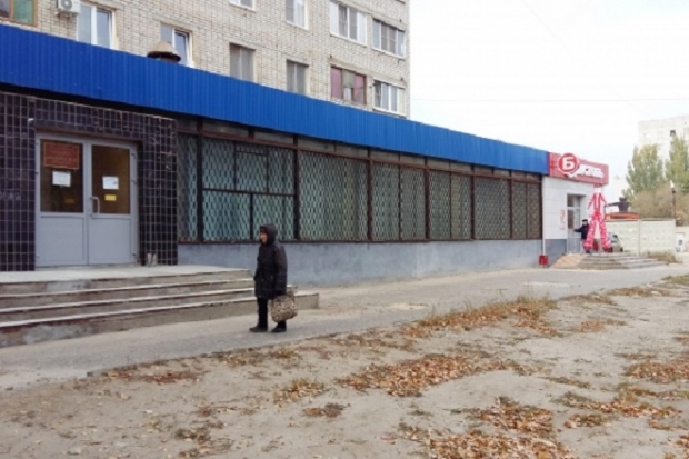 Жители с улицы Рионской узнали, законно ли стоит алкомаркет у библиотеки Жители с улицы Рионской узнали, законно ли стоит алкомаркет у библиотеки