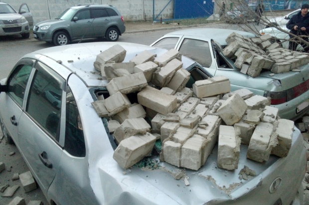 В Волгограде на шесть припаркованных машин упала кирпичная стена В Волгограде на шесть припаркованных машин упала кирпичная стена