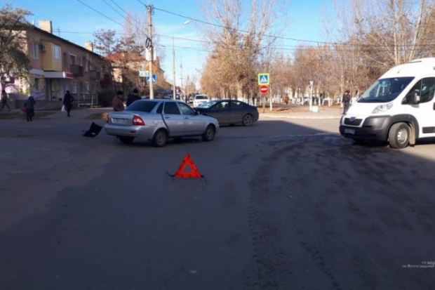 Под Волгоградом в ДТП с легковыми авто пострадали двое детей Под Волгоградом в ДТП с легковыми авто пострадали двое детей