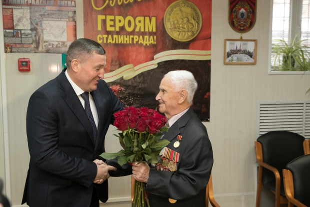 В Волгограде Андрей Бочаров встретился с ветераном ВОВ Михаилом Терещенко В Волгограде Андрей Бочаров встретился с ветераном ВОВ Михаилом Терещенко