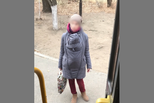 Волгоградцы поссорились в соцсети из-за женщины в «пальто-кенгуру» Волгоградцы поссорились в соцсети из-за женщины в «пальто-кенгуру»