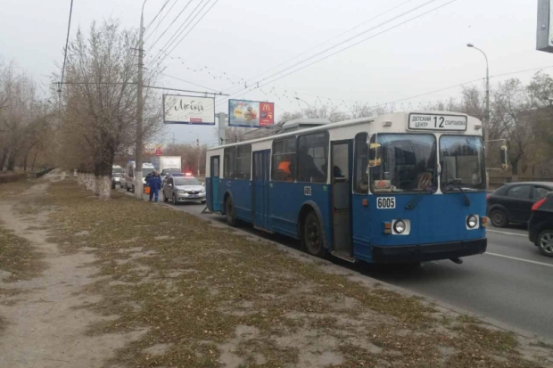 В Волгограде ищут автохама на ВАЗе и свидетелей ДТП с троллейбусом В Волгограде ищут автохама на ВАЗе и свидетелей ДТП с троллейбусом