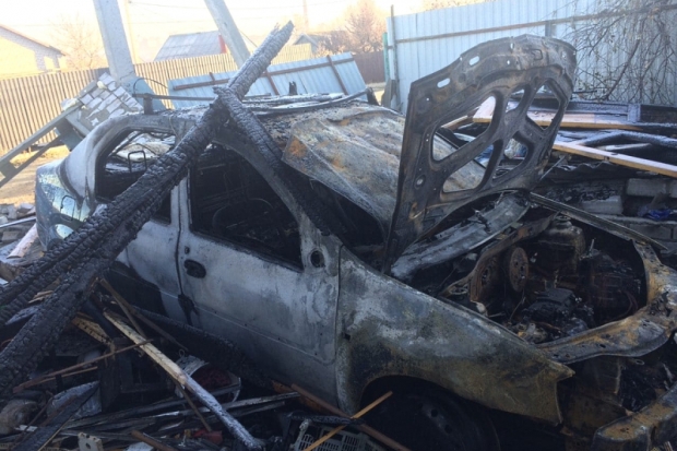 Волгоградец разозлился на мать и спалил авто вместе с гаражом Волгоградец разозлился на мать и спалил авто вместе с гаражом