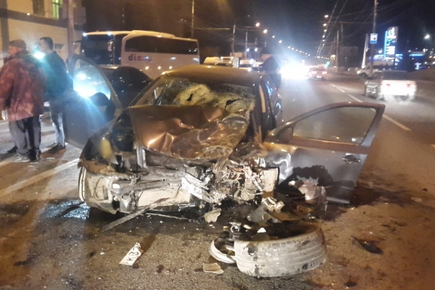 Скончался водитель одной из столкнувшихся лоб в лоб машин в Волгограде Скончался водитель одной из столкнувшихся лоб в лоб машин в Волгограде