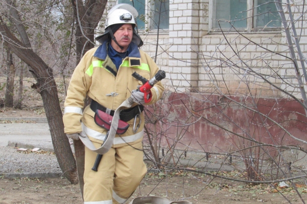 Жителей села Заплавного вооружили в борьбе с огнем