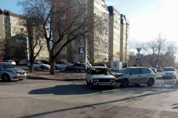 В Волгограде 32-летняя автоледи без прав на иномарке протаранила ВАЗ В Волгограде 32-летняя автоледи без прав на иномарке протаранила ВАЗ