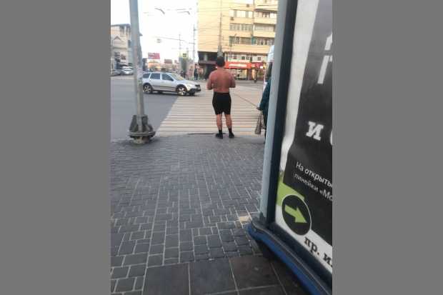 Волгоградцев изумил мужчина в одних трусах на морозе в центре города Волгоградцев изумил мужчина в одних трусах на морозе в центре города
