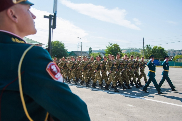 В Волгограде новобранцам мотострелкового соединения ЮВО вручили оружие В Волгограде новобранцам мотострелкового соединения ЮВО вручили оружие