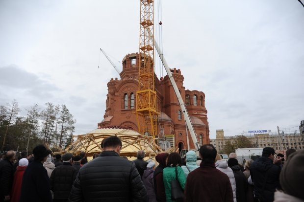 Сегодня в Волгограде установят крест на куполе храма Александра Невского Сегодня в Волгограде установят крест на куполе храма Александра Невского