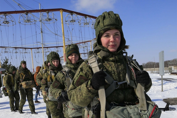 В российской армии есть и прекрасное женское лицо В российской армии есть и прекрасное женское лицо