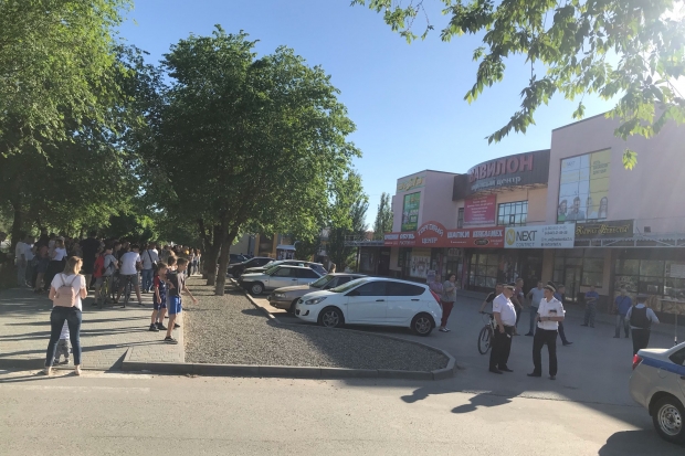 В Волжском массово эвакуировали крупные торговые центры В Волжском массово эвакуировали крупные торговые центры