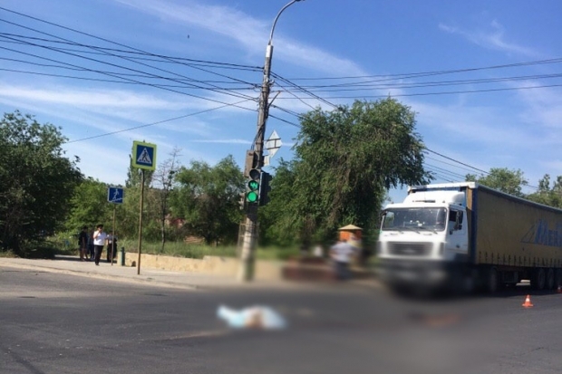 Пенсионерка погибла под колесами двух машин на юге Волгограда Пенсионерка погибла под колесами двух машин на юге Волгограда