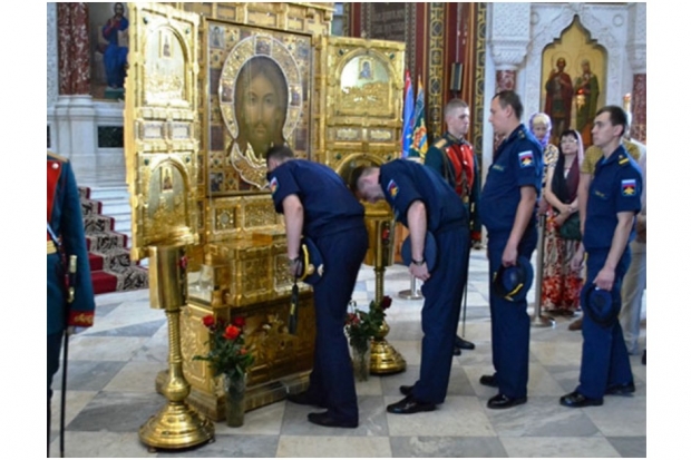 Десантники поклонились Главной иконе Российской армии Десантники поклонились Главной иконе Российской армии
