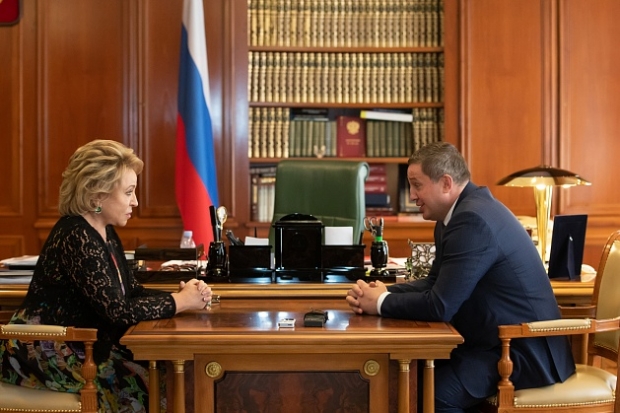 Матвиенко и Бочаров обсудили вопросы поддержки материнства и детства Матвиенко и Бочаров обсудили вопросы поддержки материнства и детства