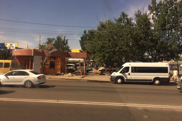 В Волгограде собственник незаконного павильона сам демонтирует объект В Волгограде собственник незаконного павильона сам демонтирует объект