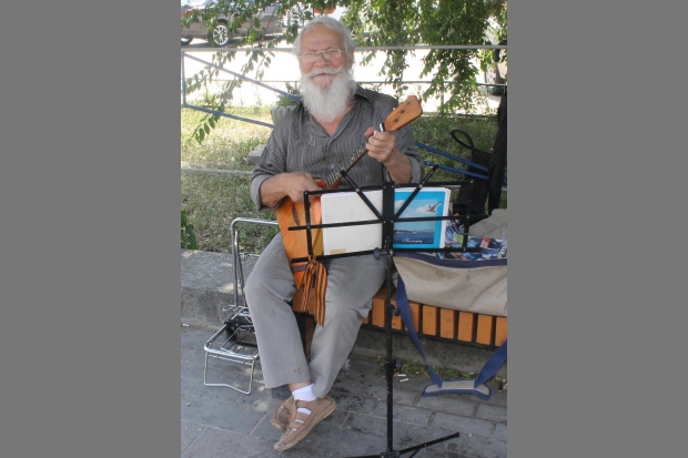 85-летний физкультурник развлекает волгоградцев игрой на балалайке 85-летний физкультурник развлекает волгоградцев игрой на балалайке