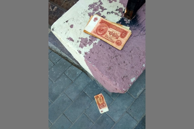 В центре Волгограда мужчина разбрасывал советские рубли В центре Волгограда мужчина разбрасывал советские рубли