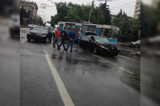 ДТП парализовало движение в центре Волгограда ДТП парализовало движение в центре Волгограда