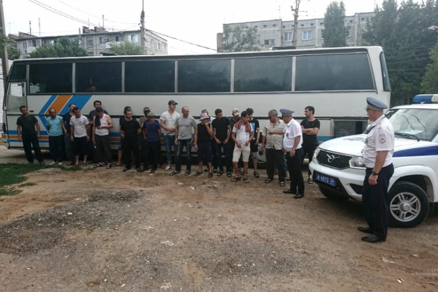 Автобус с 14 нелегальными мигрантами задержан под Волгоградом Автобус с 14 нелегальными мигрантами задержан под Волгоградом