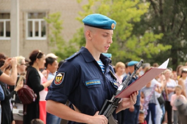 Больше сотни десантников в Камышине приняли военную присягу Больше сотни десантников в Камышине приняли военную присягу