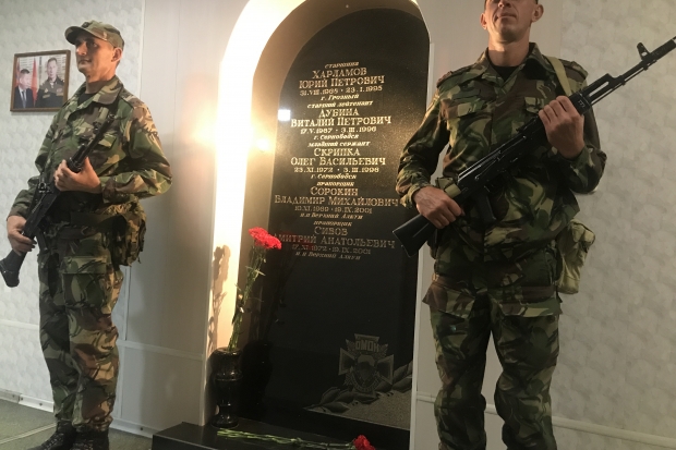 Волгоградские росгвардейцы вспомнили погибших в Ингушетии коллег Волгоградские росгвардейцы вспомнили погибших в Ингушетии коллег