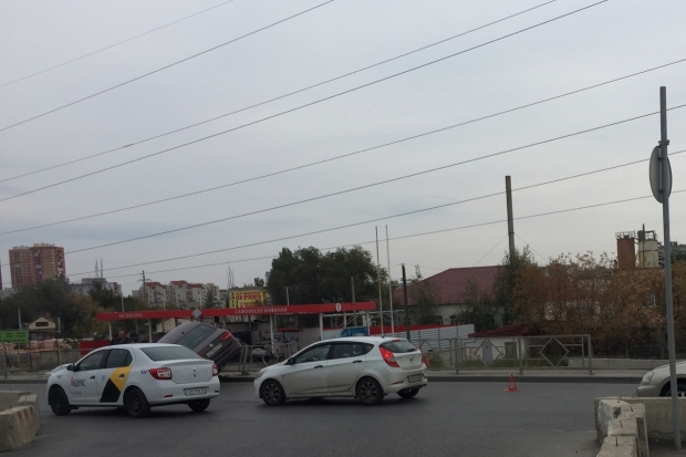 В Волгограде иномарка «запрыгнула» на забор В Волгограде иномарка «запрыгнула» на забор