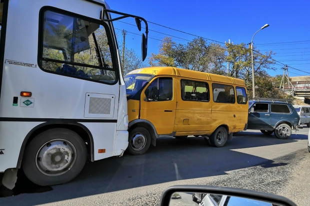 В Волгограде маршрутка лоб в лоб врезалась в автобус №43 В Волгограде маршрутка лоб в лоб врезалась в автобус №43