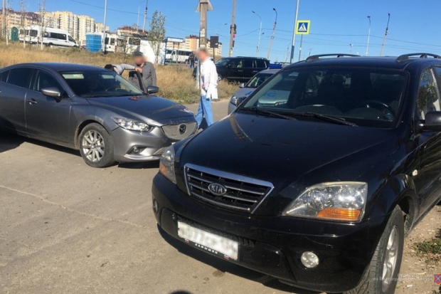 В Волгограде «Мазда» сбила своего водителя и врезалась в «Киа» В Волгограде «Мазда» сбила своего водителя и врезалась в «Киа»