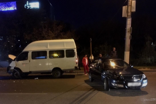 В ДТП с маршруткой в Волгограде пострадали два подростка В ДТП с маршруткой в Волгограде пострадали два подростка