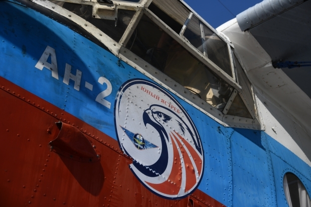 Спортклуб юный ястреб. ГАУ во авиационно-спортивный клуб Юный ястреб. Ан2 покраса флаг России. Клуб Юный ястреб Волгоград где находится.